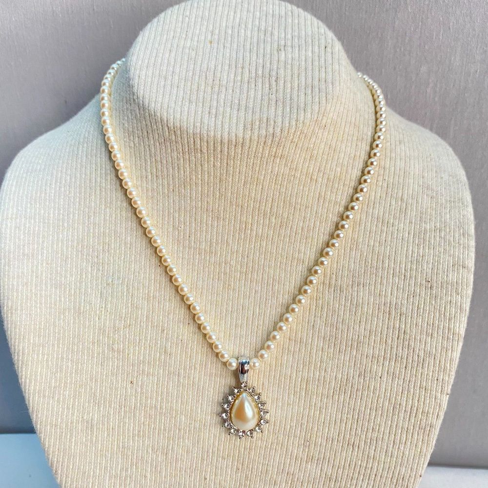 💎Monet Signed 90s Faux Pearl Bead Teardrop Rhinestone Trim Pendant Necklace